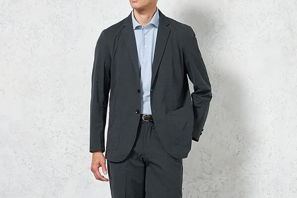 セットアップ×ポロシャツのオフィスカジュアルコーデ