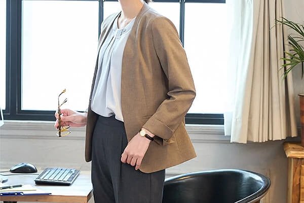ノーカラージャケットを使ったオフィスカジュアルコーデ