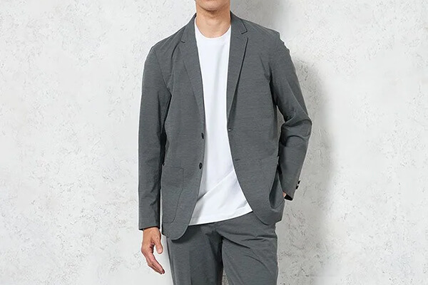 ジャケット×Tシャツのメンズオフィスカジュアルコーデ