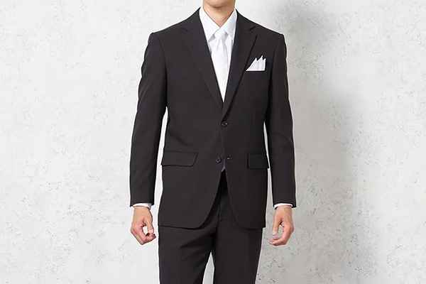 フォーマルなセレモニーにふさわしいスーツコーデ