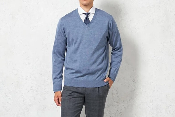 スーツ×Vネックセーターのコーディネート