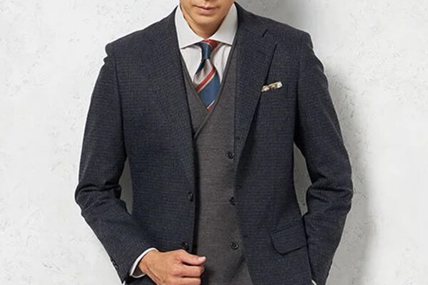 ネイビースーツ × グレーベスト