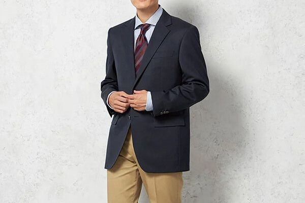 ジャケット×チノパンの王道コーデ