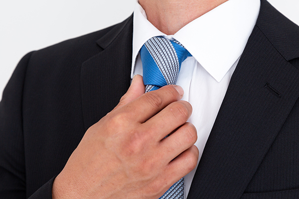 【初心者向け】これだけは覚えたい!基本のネクタイの結び方